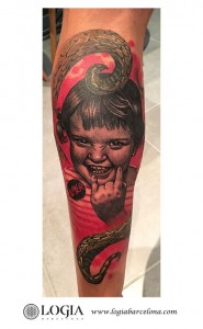 tatuaje-pierna-niña-serpiente-Logia-Barcelona-marci-blazsek